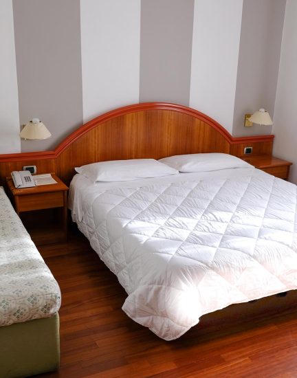 Camera dell'Hotel Piacentino con vista sulla piazza - dormire nel centro di Bobbio