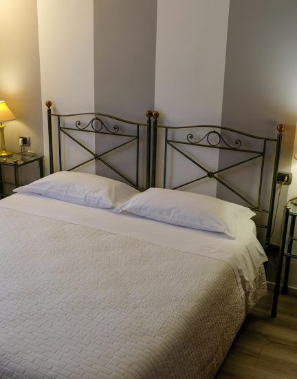 Camera matrimoniale Hotel Piacentino - arredamento tradizionale e comfort moderno a Bobbio